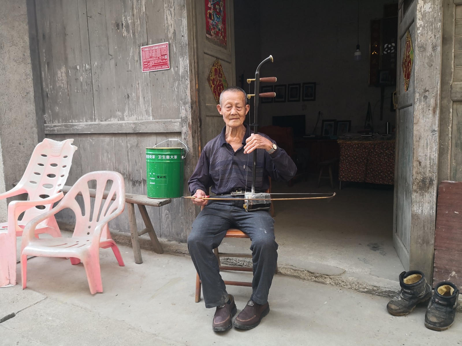 雷裕富老人在拉二胡.