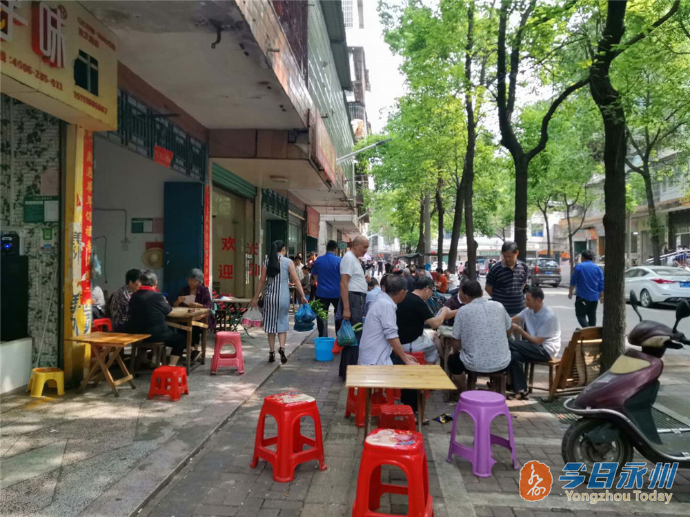 9时许,正值市民买菜高峰,宏平大市场(冷水滩区珊瑚路)内外十分热闹